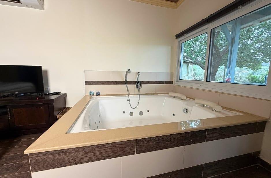 צימרים בצל האלון צפון  36  נופש - וי פור ויקיישן - V for Vacation