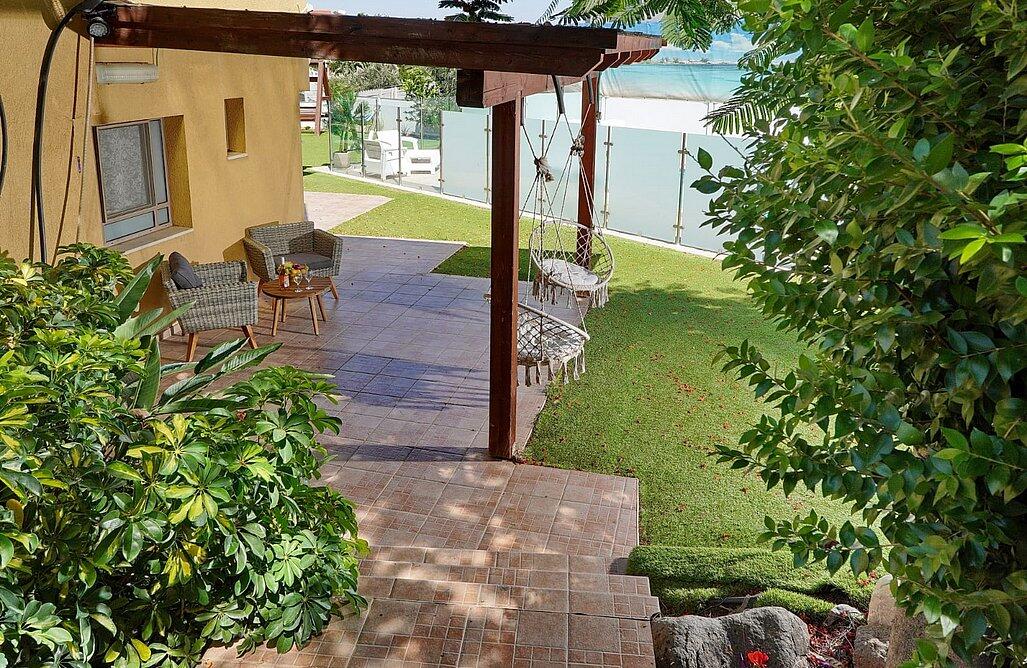 שלווה במושבה צפון  29  נופש - וי פור ויקיישן - V for Vacation