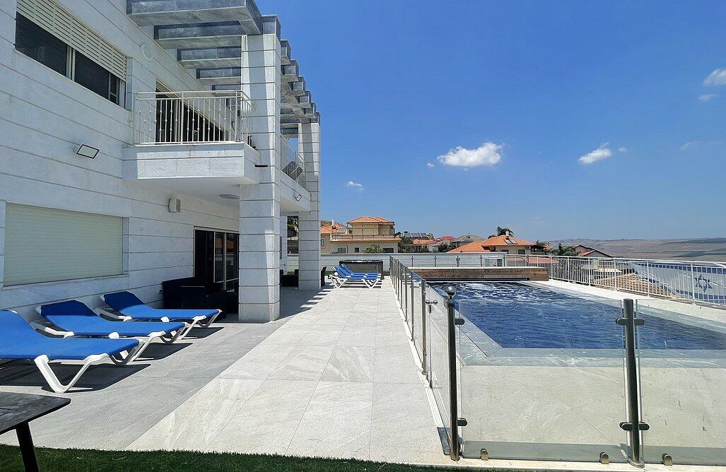 וילה לבנה יבנאל צפון  7  נופש - וי פור ויקיישן - V for Vacation