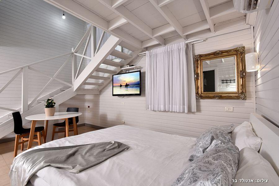 סוויטות כחול לבן ובקתות אגם צפון  18  נופש - וי פור ויקיישן - V for Vacation