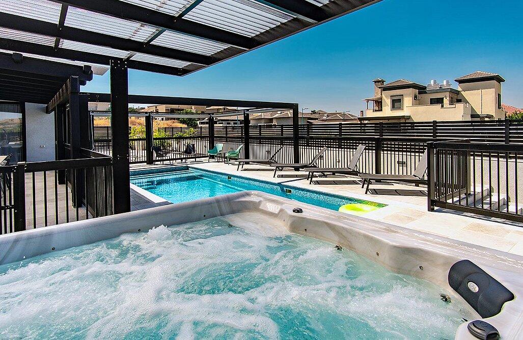 וילה מיכליס צפון  1  נופש - וי פור ויקיישן - V for Vacation