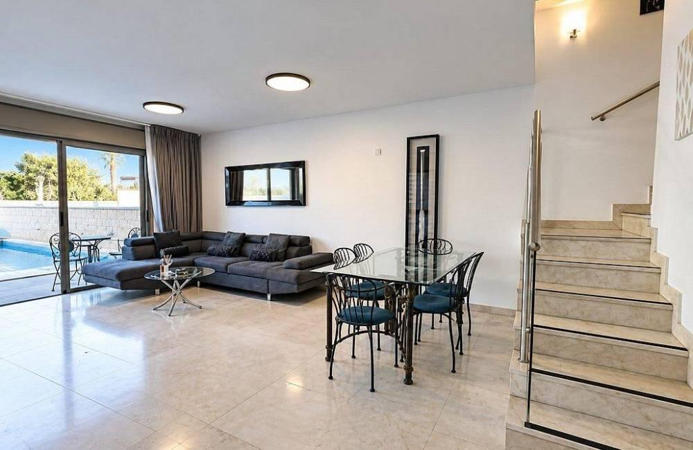 וילה ארינס - Villa Arins דרום  7  נופש - וי פור ויקיישן - V for Vacation