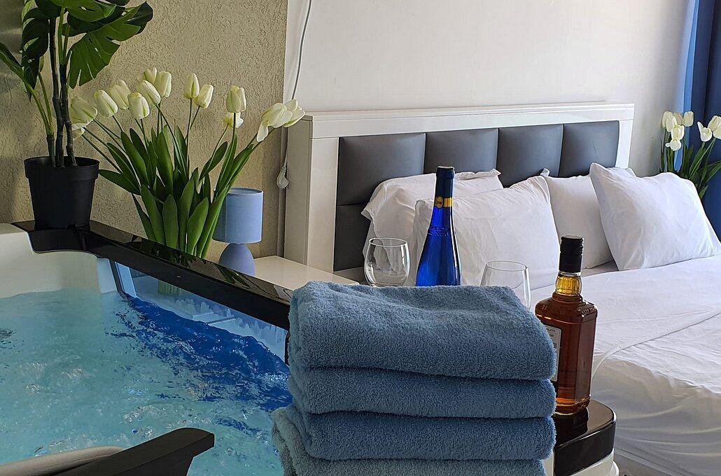 רויאל חוף צאנז וגקוזי איטלקי מול גלי הים מרכז  25  נופש - וי פור ויקיישן - V for Vacation