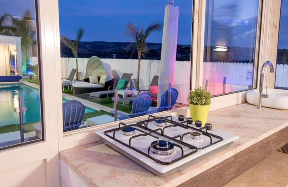 וילה כינור דוד המלך צפון  24  נופש - וי פור ויקיישן - V for Vacation