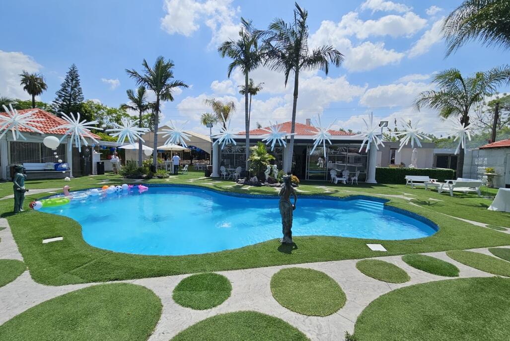 בחצר של אפריים מרכז  8  נופש - וי פור ויקיישן - V for Vacation