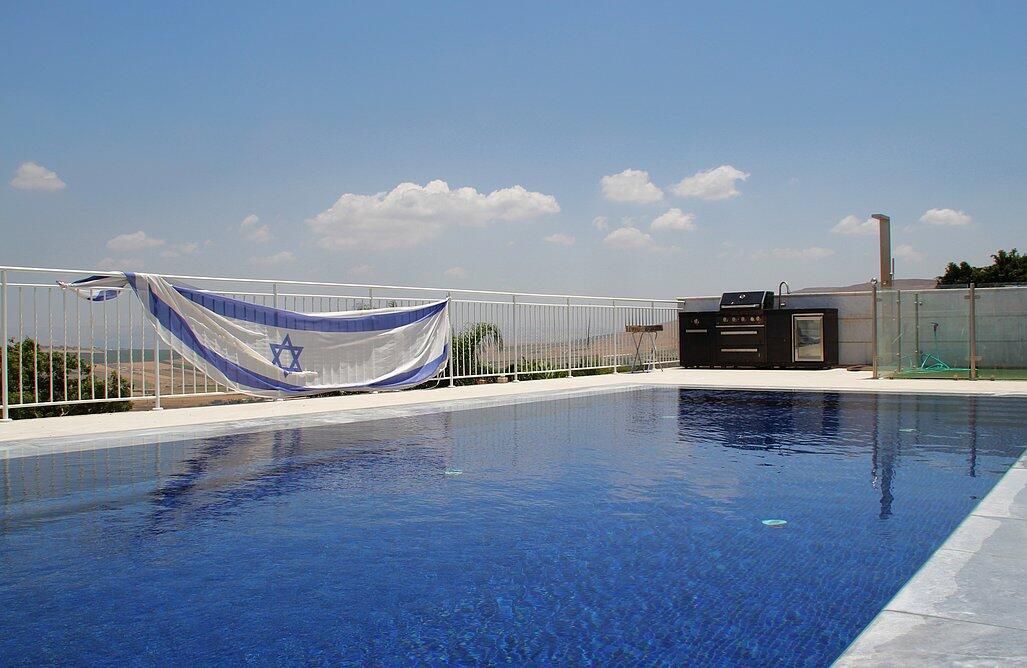 וילה לבנה יבנאל צפון  21  נופש - וי פור ויקיישן - V for Vacation