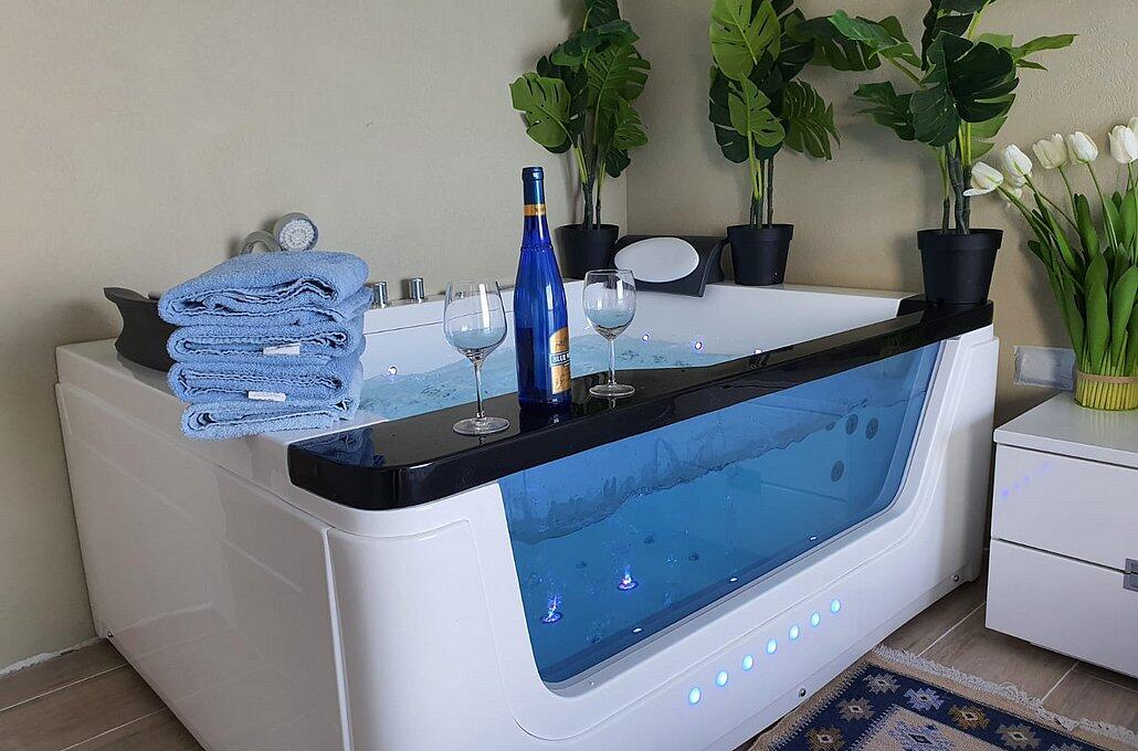 רויאל חוף צאנז וגקוזי איטלקי מול גלי הים מרכז  6  נופש - וי פור ויקיישן - V for Vacation