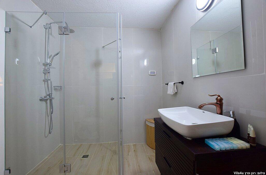 לקשורי סוויט - Luxury suite צפון  11  נופש - וי פור ויקיישן - V for Vacation