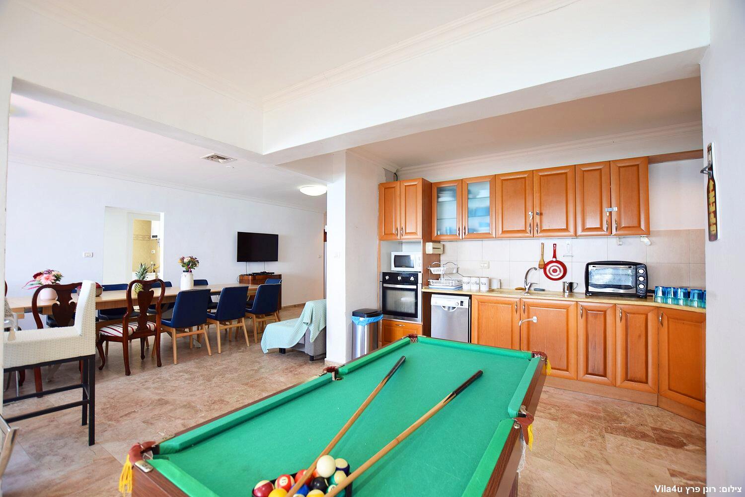 רויאל חוף צאנז וגקוזי איטלקי מול גלי הים מרכז  12  נופש - וי פור ויקיישן - V for Vacation