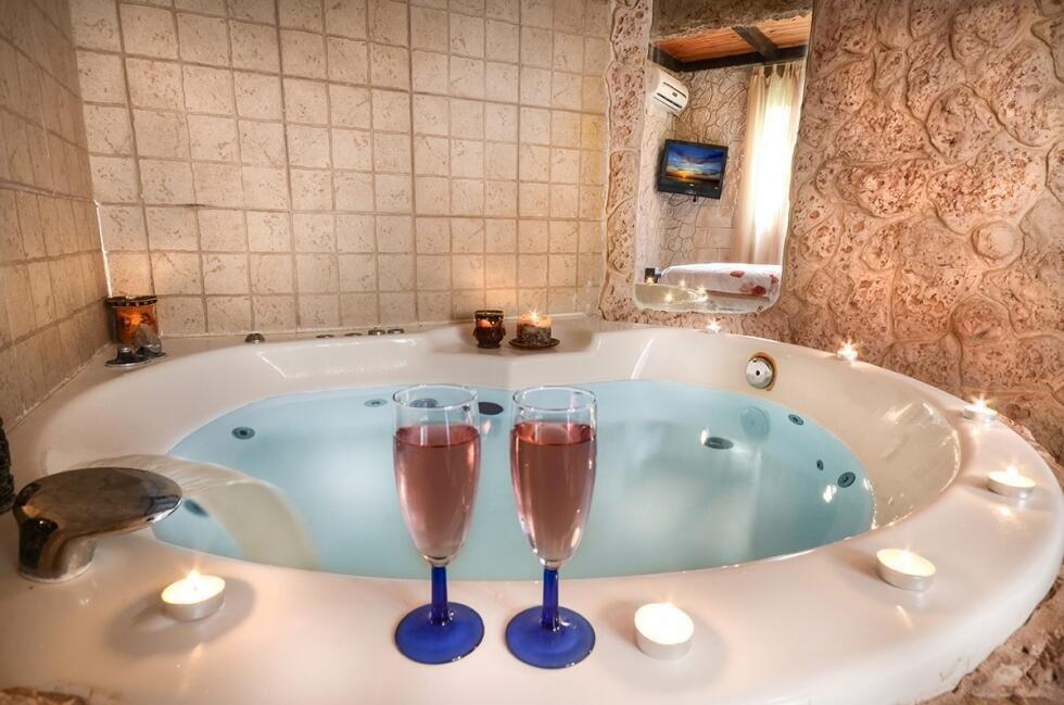 אהבה במושבה צפון  13  נופש - וי פור ויקיישן - V for Vacation