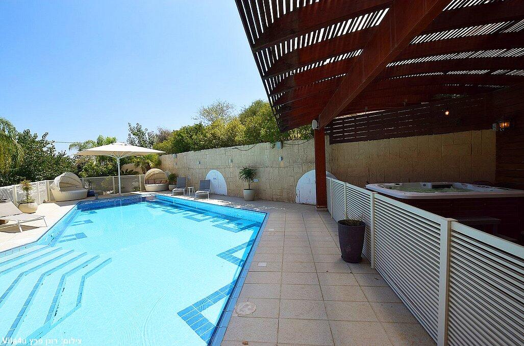 אחוזת הנרקיס 42 צפון  29  נופש - וי פור ויקיישן - V for Vacation