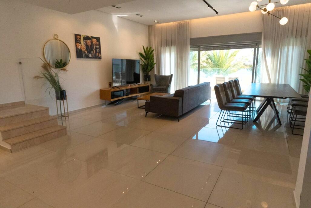 וילה וילאליס דרום  8  נופש - וי פור ויקיישן - V for Vacation