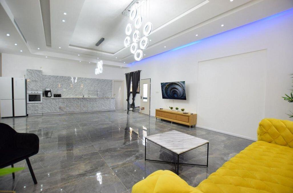 פארטי טוי מרכז  16  נופש - וי פור ויקיישן - V for Vacation