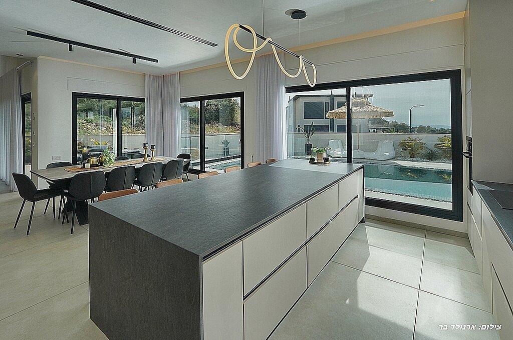 וילה הלליה צפון  16  נופש - וי פור ויקיישן - V for Vacation