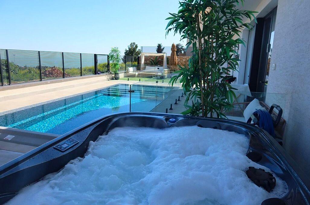 כינר סוויטות יוקרה צפון כינר סוויטות יוקרה - סוויטות עם בריכה וג'קוזי כינר סוויטות יוקרה - סוויטות עם בריכה וג'קוזי נופש - וי פור ויקיישן - V for Vacation