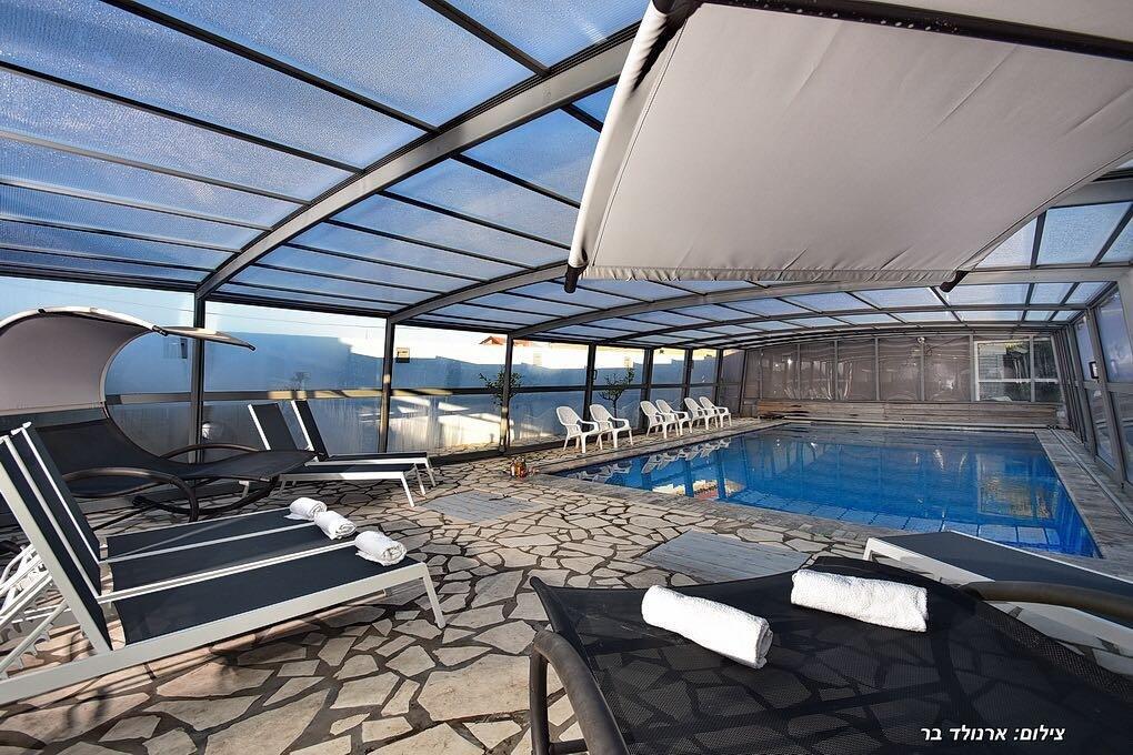 סוויטות כחול לבן ובקתות אגם צפון  13  נופש - וי פור ויקיישן - V for Vacation