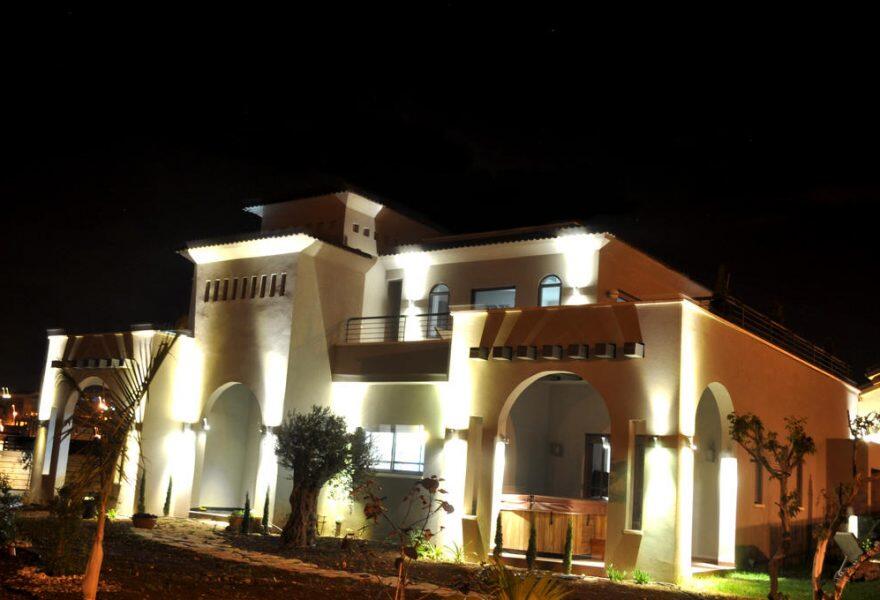 וילה שחור לבן צפון  10  נופש - וי פור ויקיישן - V for Vacation