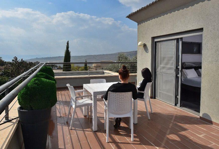 וילה שחור לבן צפון  9  נופש - וי פור ויקיישן - V for Vacation