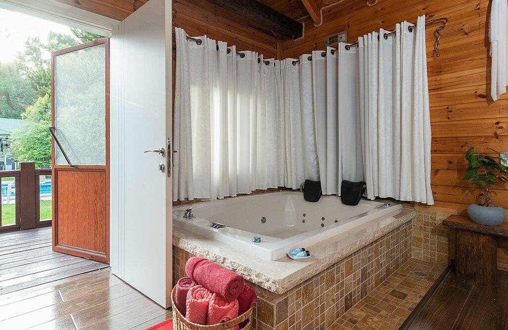 בקתות גבי בקצה היער צפון  14  נופש - וי פור ויקיישן - V for Vacation