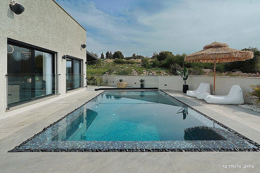 וילה הלליה צפון  18  נופש - וי פור ויקיישן - V for Vacation