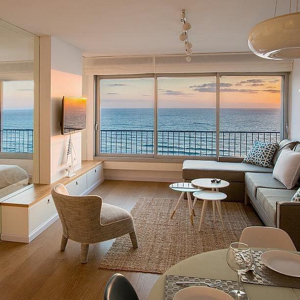 רויאל חוף צאנז וגקוזי איטלקי מול גלי הים מרכז  3  נופש - וי פור ויקיישן - V for Vacation