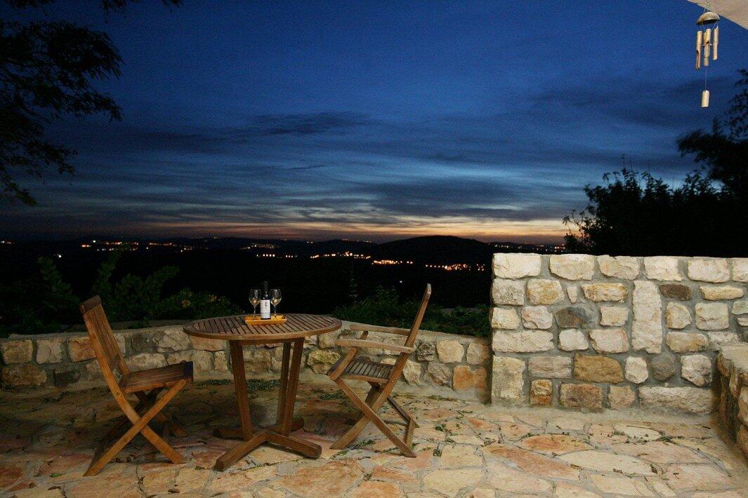 שוויץ באמירים- צימרים וספא צפון  9  נופש - וי פור ויקיישן - V for Vacation