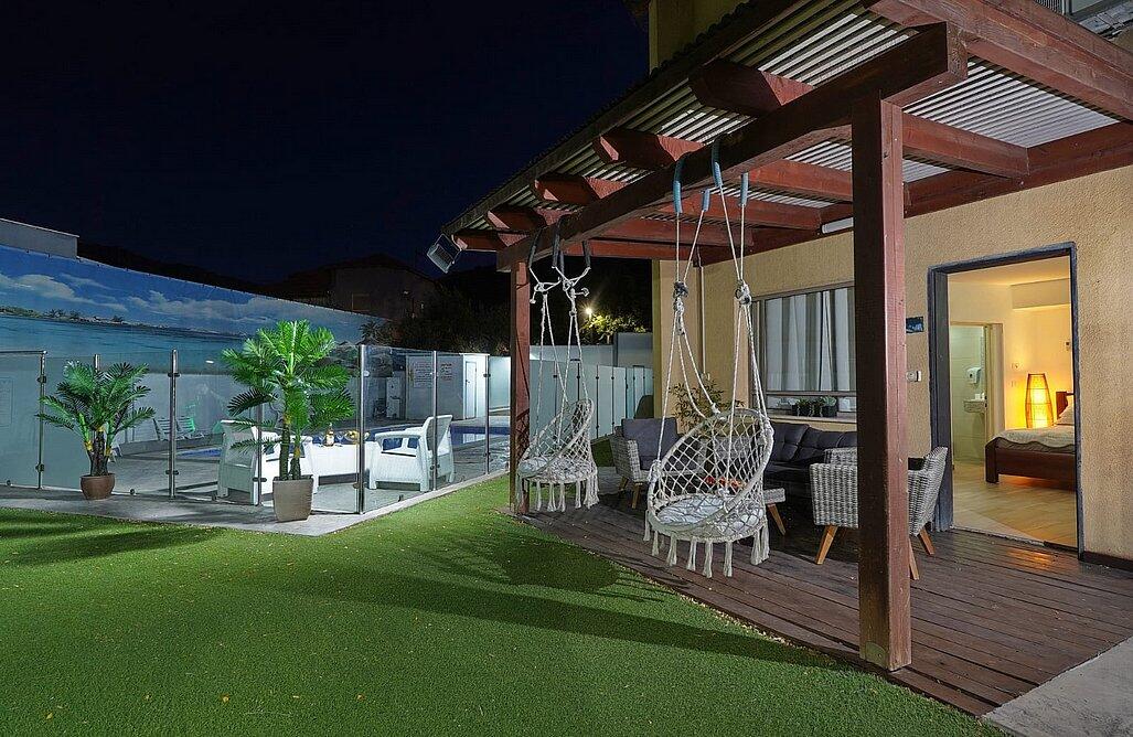 שלווה במושבה צפון  28  נופש - וי פור ויקיישן - V for Vacation