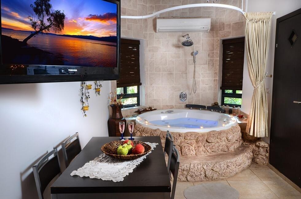 אהבה במושבה צפון  16  נופש - וי פור ויקיישן - V for Vacation