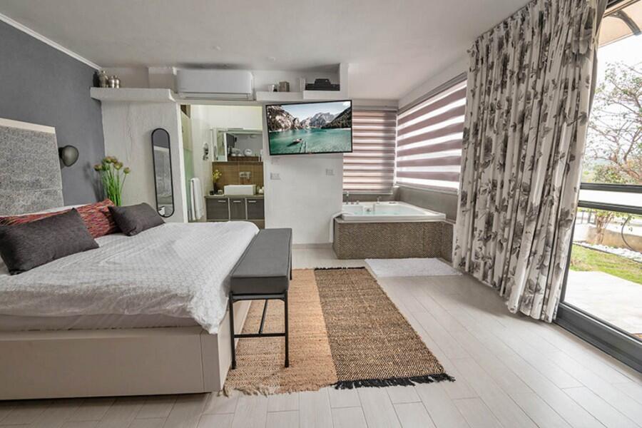 באטצי סוויטות יוקרה צפון  9  נופש - וי פור ויקיישן - V for Vacation