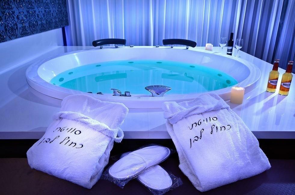 סוויטות כחול לבן ובקתות אגם צפון  7  נופש - וי פור ויקיישן - V for Vacation