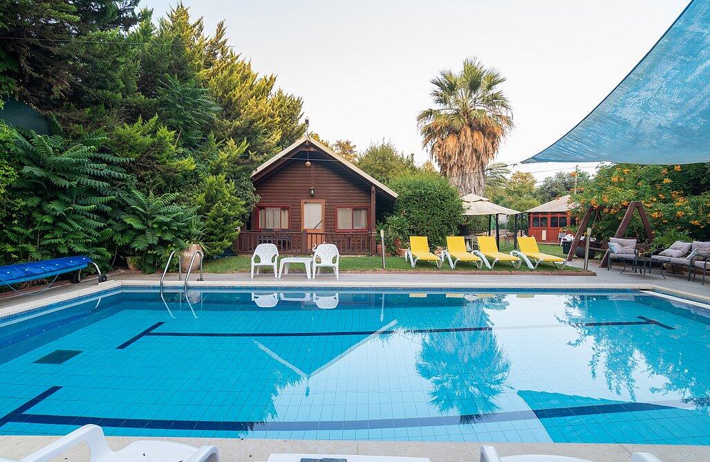 בקתות גבי בקצה היער צפון  16  נופש - וי פור ויקיישן - V for Vacation