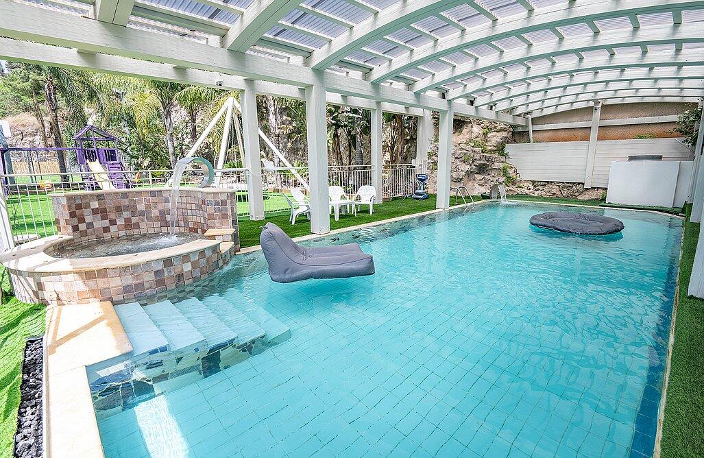 גני הצוק - וילת אירוח צפון  8  נופש - וי פור ויקיישן - V for Vacation