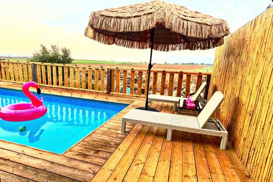 בשדות של המושב דרום  19  נופש - וי פור ויקיישן - V for Vacation