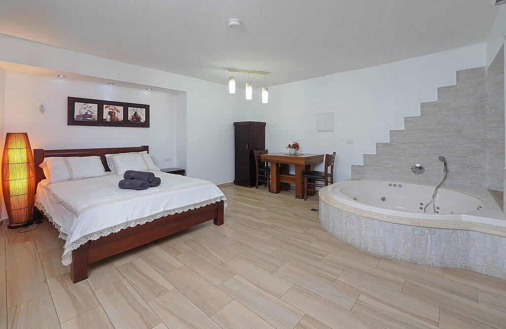 שלווה במושבה צפון  10  נופש - וי פור ויקיישן - V for Vacation