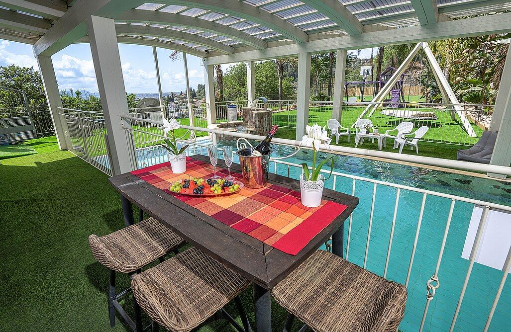 גני הצוק - וילת אירוח צפון  37  נופש - וי פור ויקיישן - V for Vacation