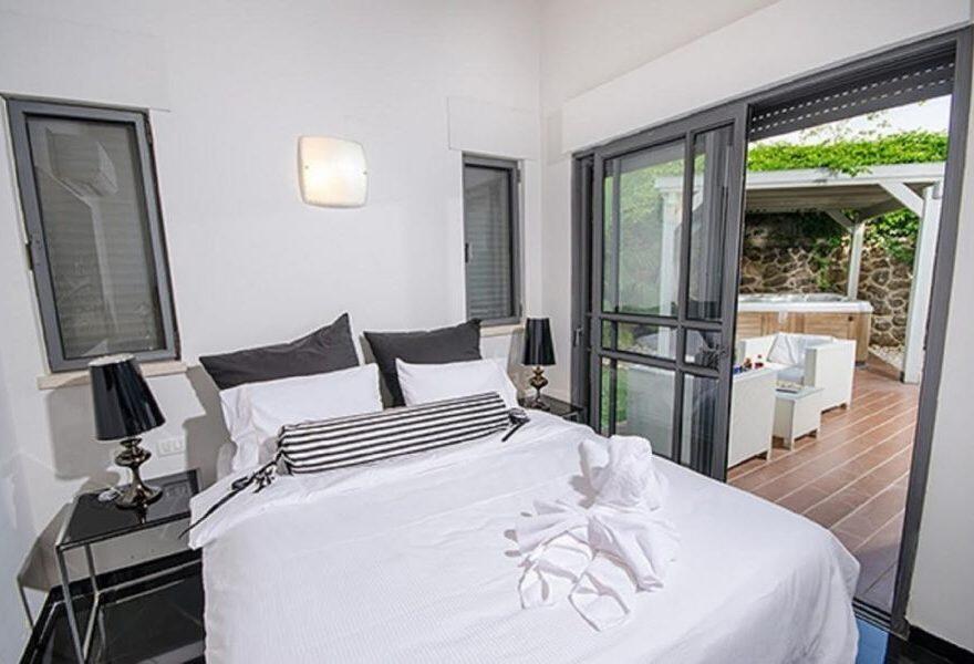 סוויטות שחור לבן צפון  6  נופש - וי פור ויקיישן - V for Vacation