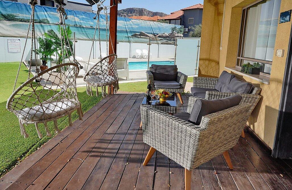 שלווה במושבה צפון  18  נופש - וי פור ויקיישן - V for Vacation