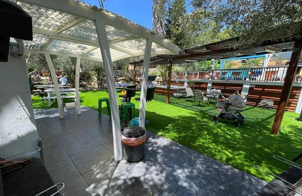 בין אומנות וטבע צוריאל צפון  20  נופש - וי פור ויקיישן - V for Vacation