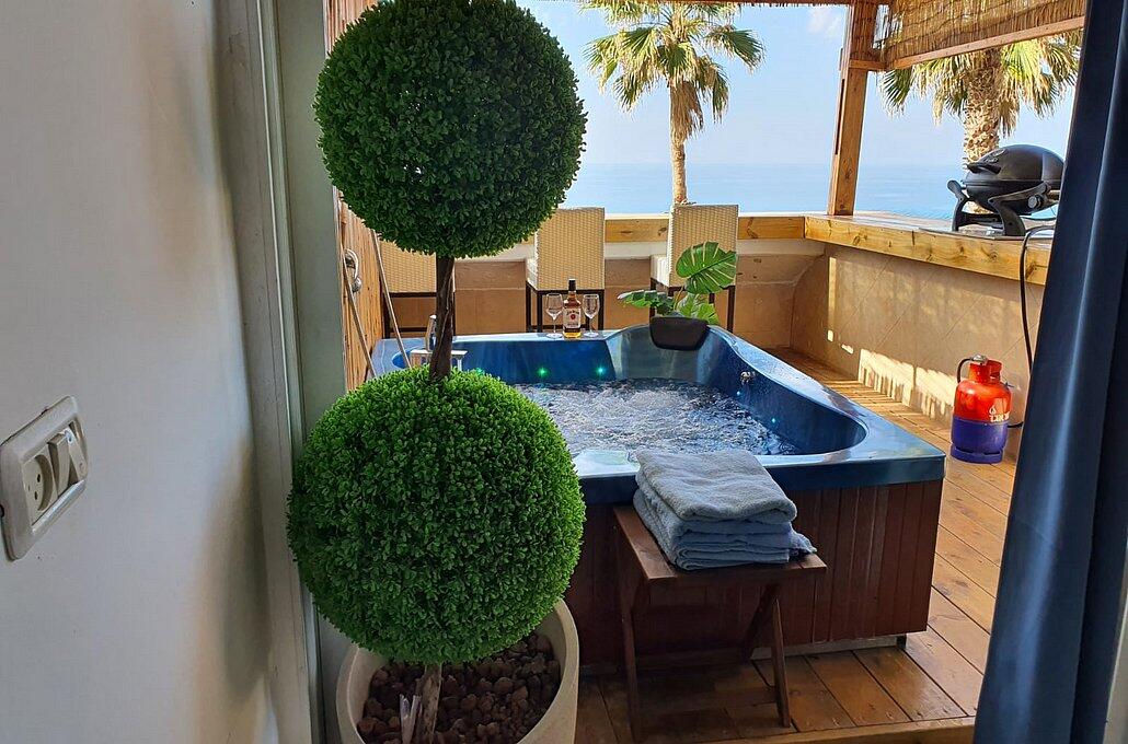 רויאל חוף צאנז וגקוזי איטלקי מול גלי הים מרכז  27  נופש - וי פור ויקיישן - V for Vacation