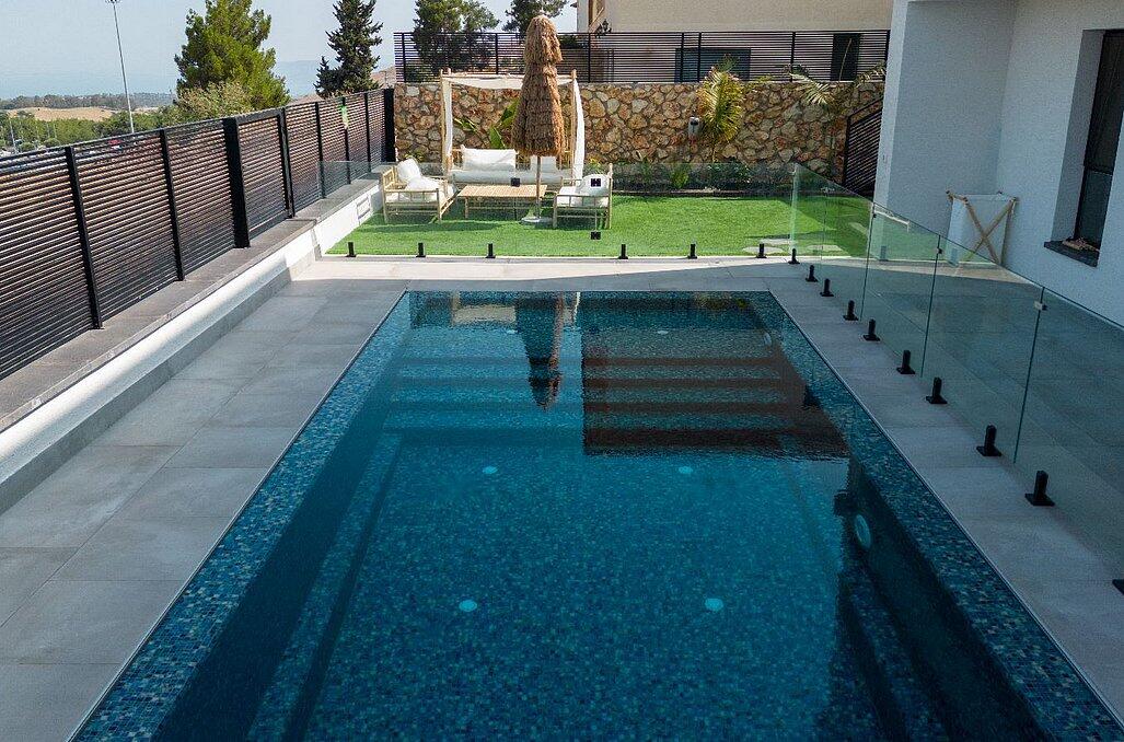 כינר סוויטות יוקרה - בריכה בנויה