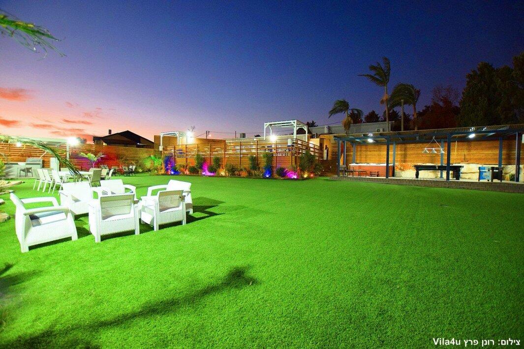 אחוזת הנסיכה וילג מרכז אחוזת הנסיכה וילג - החצר מרחבי דשא ענקיים עם פינות ישיבה נופש - וי פור ויקיישן - V for Vacation