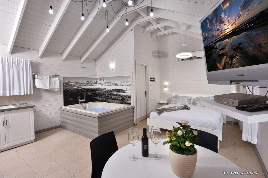 סוויטות כחול לבן ובקתות אגם צפון  17  נופש - וי פור ויקיישן - V for Vacation