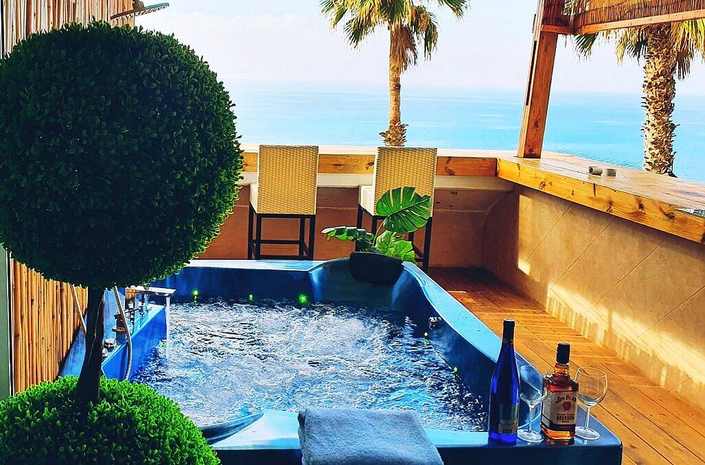 רויאל חוף צאנז וגקוזי איטלקי מול גלי הים מרכז  23  נופש - וי פור ויקיישן - V for Vacation