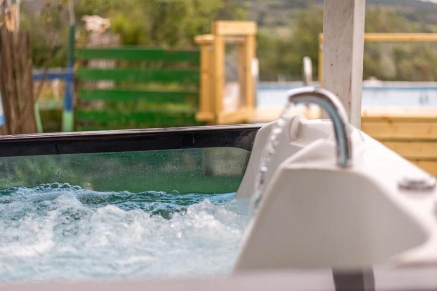 שיר החורש צפון  3  נופש - וי פור ויקיישן - V for Vacation