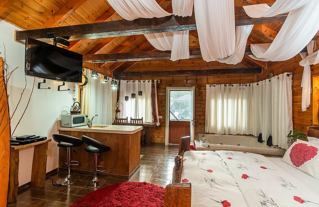 בקתות גבי בקצה היער צפון  15  נופש - וי פור ויקיישן - V for Vacation