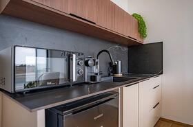 , כינר סוויטות יוקרה - מטבחון מאובזר הכולל מכונת קפה